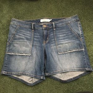 Frayed Large Pocket Medium Wash Skinny Jean Shorts